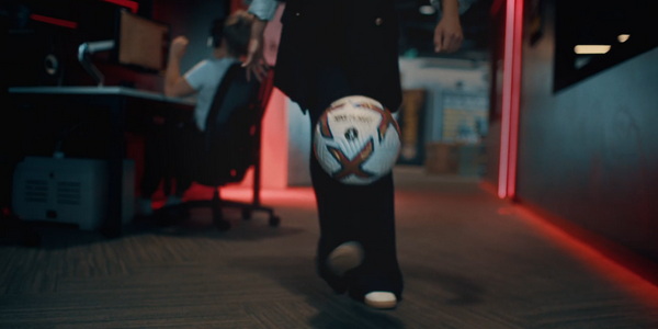 Радиоведущая Talksport чеканит мячом как комментирует