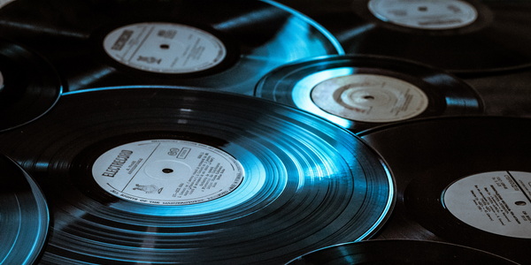 Зумеры заслушались Тейлор Свифт на виниле: как и на чем продавалась музыка в 2022 году