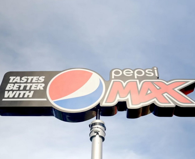 Против Coca-Cola выкатили передвижную Pepsi-палку