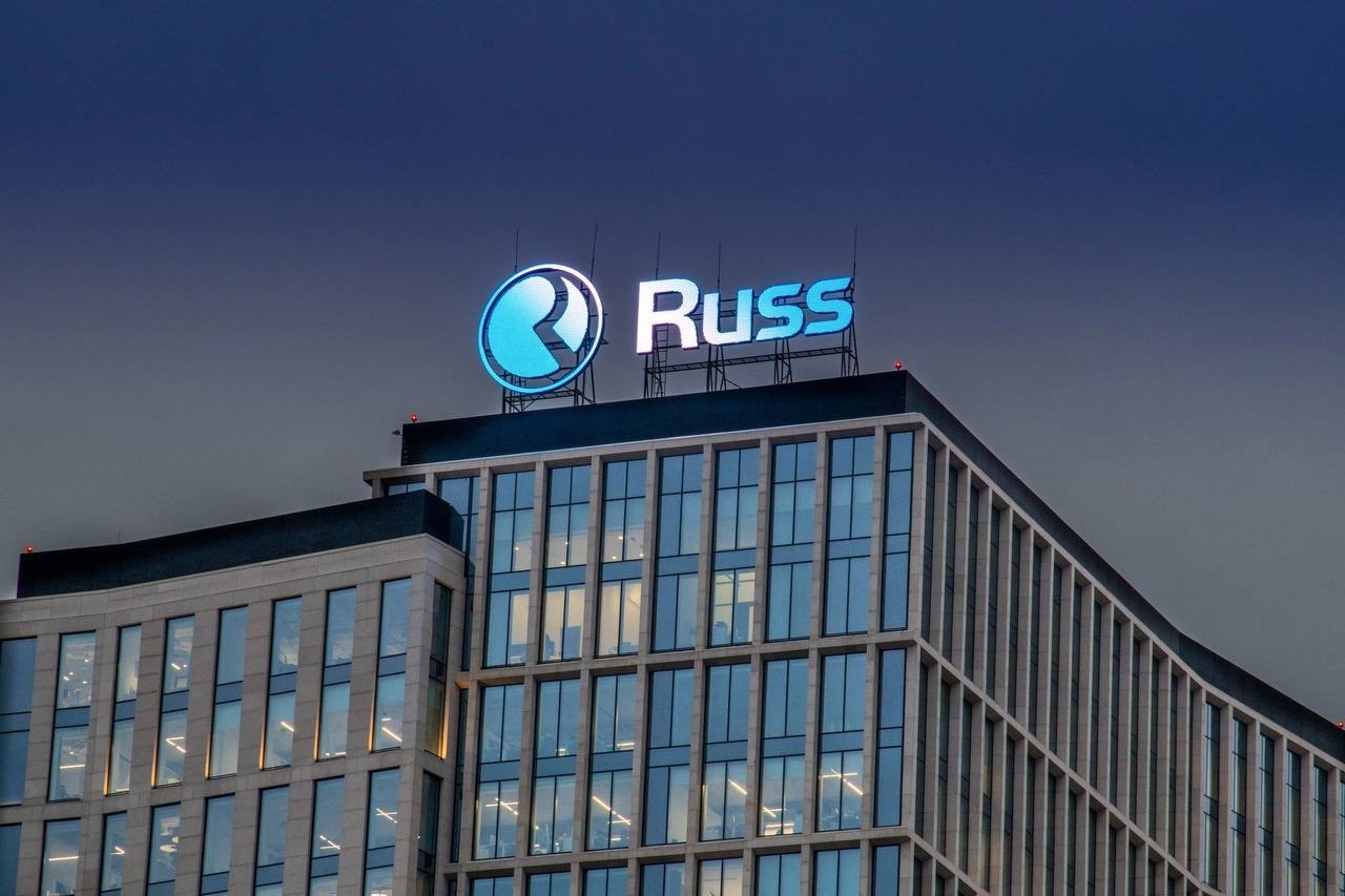 Russ outdoor отзывы. Ots в рекламе. Russ Outdoor. Russ Outdoor logo.