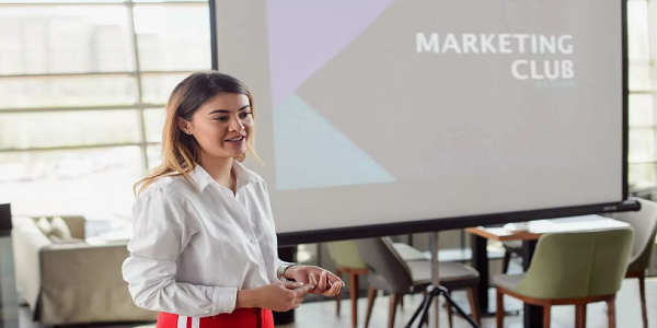 Маркетолог&nbsp;— это специалист, который не&nbsp;тратит деньги на&nbsp;рекламу