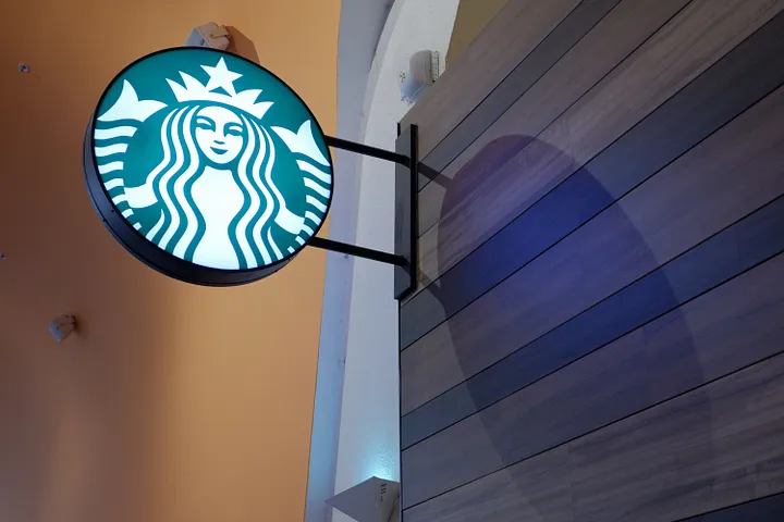 Как обнаженная сирена стала логотипом Starbucks: история соблазна и маркетинга