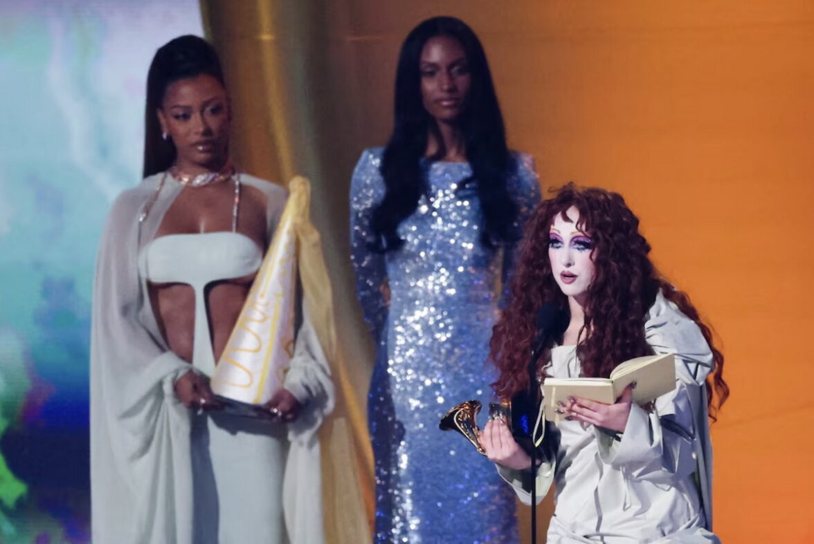 Чаппелл Рон начала читать свою речь в шляпе, а закончила без нее