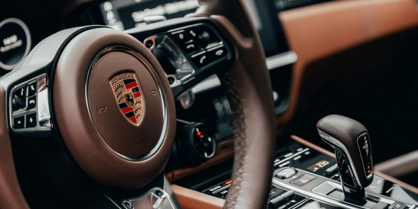 Porsche тормозит, но&nbsp;всех обгоняет. Brand Finance опубликовал рейтинг самых дорогих люксовых и&nbsp;премиум-брендов