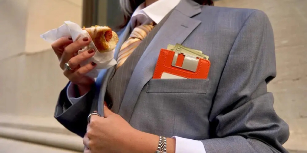 Американский дизайнер выпустил дискету для хранения денег