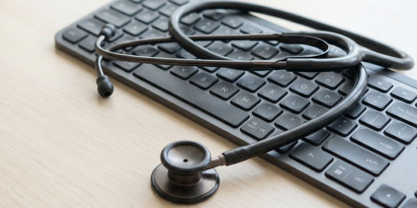 Звучит как&nbsp;врач, ошибается как&nbsp;блогер: ИИ-чатботы завалили тест по&nbsp;медицине