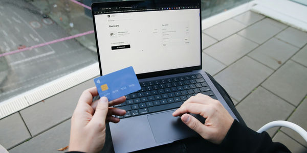 ИИ-шопинг: молодые покупатели доверяют алгоритмам больше, чем продавцам