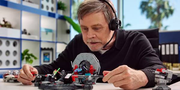 Люк у аппарата: Lego посадит на горячую линию актера Марка Хэмилла