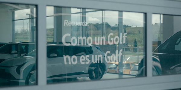 Volkswagen в&nbsp;Испании разместил перевернутую рекламу в&nbsp;окнах салонов конкурентов