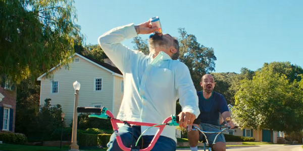 Холодный чай от&nbsp;Liquid Death и&nbsp;Pop-Tarts сделает взрослых подростками-придурками