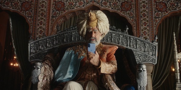 В Индии iPhone рекламируют по-королевски