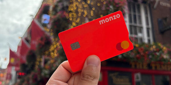 Банк Monzo поставил клиентов на карту: те, кто выстоял, получили по 400 евро