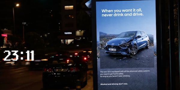 Hyundai установил в Афинах наружку двойного назначения