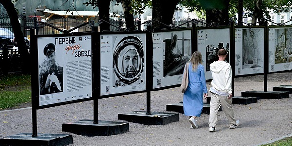 На Гоголевском бульваре открыта фотовыставка «Первые среди звёзд»