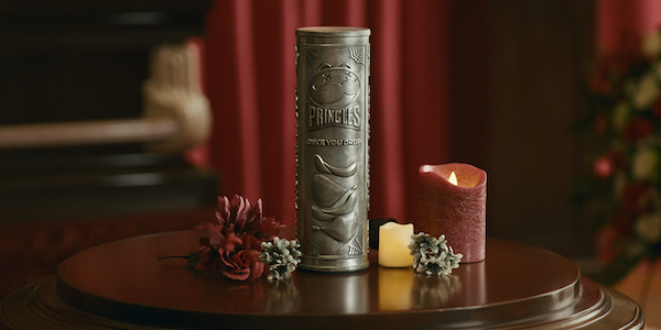 Похорони себя в банке Pringles, получи чипсов на 200 лет