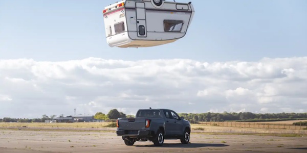 На Toyota Hilux снова скинули дом на колесах